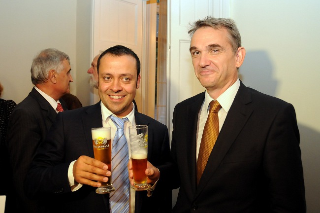 raguso e l'ambasciatore brindano con malastrana